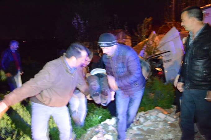  Konteynere çarpıp su kanalına düşen tırın sürücüsü öldü