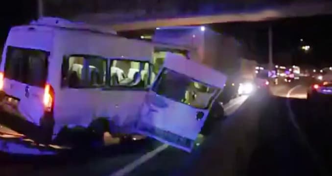 Düğün dönüşü feci kaza: 2 ölü, 15 yaralı
