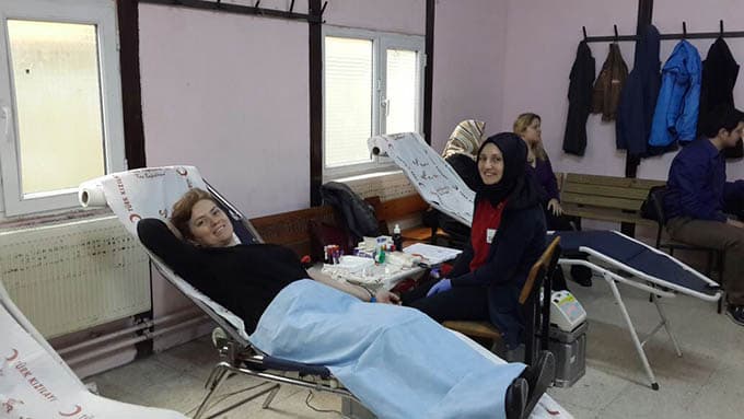 Veliler okulda kan bağışladı