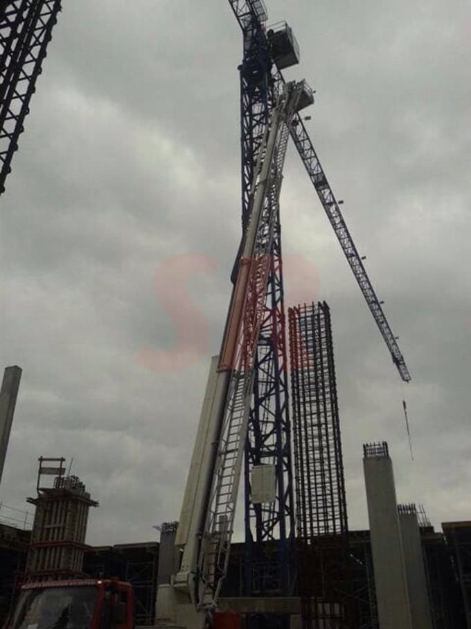 Vinç operatörü 35 metre yükseklikte mahsur kaldı
