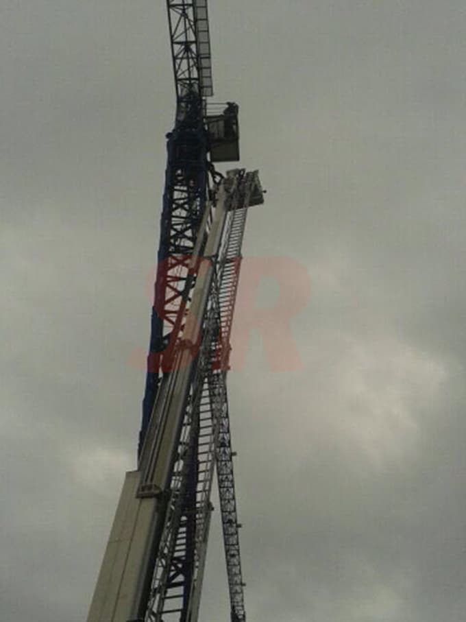 Vinç operatörü 35 metre yükseklikte mahsur kaldı