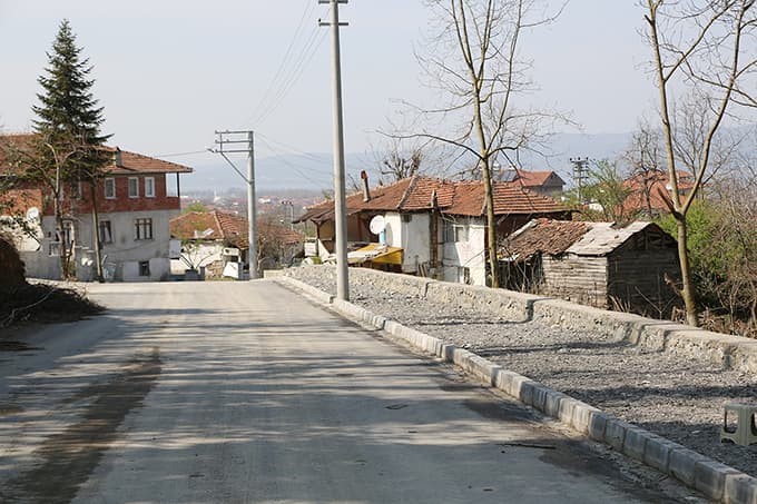  Sapanca'da toprak kayma riski olan sokaklara istinat duvarı