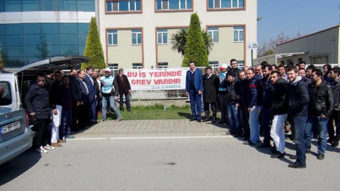 Sözleşme imzalanmayınca 100 işçi greve çıktı