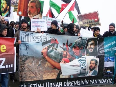 <p><font face="arial,helvetica,sans-serif" size="2">Bug&uuml;n Filistin'de İslam'ın 6. şartı cihad, 7. şartı şehadet olmuştur. Kazanılan 300 şehid ile beraber Filistin direnişi t&uuml;m hızıyla devam etmektedir ve siyonizm yery&uuml;z&uuml;nden silininceye kadar devam edecektir. &Ouml;yle ki bug&uuml;n Gazze'den zafer ve intikam yeminleri y&uuml;kselmektedir. </font></p><p><font face="arial,helvetica,sans-serif" size="2"><font color="#333399">Bug&uuml;n Gazze'den y&uuml;kselen cihad ruhu &uuml;zerlerine gaflet &ccedil;&ouml;km&uuml;ş olan M&uuml;sl&uuml;manları diriltici bir nefes olmuştur. Allah'a hamdolsun ki T&uuml;rkiye'nin ve d&uuml;nyanın d&ouml;rt bir yanında M&uuml;sl&uuml;manlar bu nefes ile uyanmışlardır.</font> </font></p>