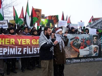 <p><font face="arial,helvetica,sans-serif" size="2">Ancak halklarının bu uyanışına rağmen, Gazze'deki katliama hala sessiz kalan başkentler var. Ankara da dahil olmak &uuml;zere Gazze'deki katliama sessiz kalan b&uuml;t&uuml;n y&ouml;netimleri <font color="#333399">&quot;seriu'l hisab&quot;</font> olan Allah'a şikayet ediyoruz. Ve buradan b&uuml;t&uuml;n y&ouml;netimlere sesleniyor ve diyoruz ki <font color="#333399">&quot;zulme rıza zul&uuml;md&uuml;r&quot;,</font> <font color="#333399">&quot;zulm&uuml;n karşısında susan dilsiz şeytandır&quot;</font>. Ve zul&uuml;m baki değildir, mutlaka bir g&uuml;n zalimlerden ve işbirlik&ccedil;ilerinden hesap sorulacaktır. Hassaten Gazze'nin yaşam kaynağı olan Refah sınır kapısını, bunca katliama rağmen kapalı tutmaya devam eden Mısır H&uuml;k&uuml;metini şiddetle kınıyoruz. Onlara bu ihanetlerine karşılık olarak Halid El İslambuli'yi hatırlatıyoruz. Ey H&uuml;sn&uuml; M&uuml;barek bil ki hepimiz Halid El İslambuli'yiz. </font></p>