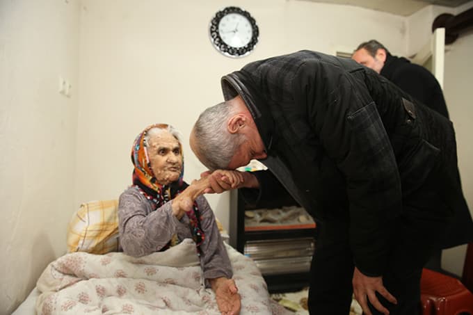 Evi yanan yaşlı kadına Başkan Dişli sahip çıktı