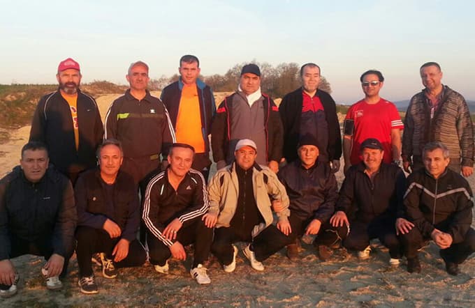 Sağlıklı yaşam için hergün 8 km yürüyorlar