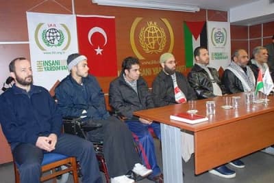 <p><font face="arial,helvetica,sans-serif" size="2"><strong>Filistin'deki Yaralılar T&uuml;rkiye'de Tedavi Edilecek</strong></font></p><p><font face="arial,helvetica,sans-serif" size="2">İHH Genel Başkanı B&uuml;lent Yıldırım, Filistin&rsquo;deki yaralıları T&uuml;rkiye&rsquo;de tedavi ettirmek i&ccedil;in girişimlerin başlatıldığını, yakında yaralıların T&uuml;rkiye&rsquo;ye getirilerek tedavi edileceğini duyurdu. Vakıf olarak Gazze&rsquo;ye 1 milyon YTL yardım g&ouml;nderileceğini ifade eden Yıldırım, <font color="#333399">&ldquo;Son bombalama sonrasında 200 bin YTL nakdi yardım şehit ve yaralı ailelere ulaştırıldı. B&ouml;lgedeki ekiplerimiz de 450 bin YTL tıbbi malzeme yardımı yaptı&rdquo;</font> dedi. </font></p><p><font face="arial,helvetica,sans-serif" size="2"><strong>Filistinlilerin Kanı &Uuml;zerinden Siyasi Propaganda Yapılıyor</strong></font></p><p><font face="arial,helvetica,sans-serif" size="2">Filistin İstanbul Konsolosu Abd&uuml;lkerim Al Hatip ise<font color="#333399"> &ldquo;İsrail&rsquo;de iş başında olan h&uuml;k&uuml;met se&ccedil;imler yaklaşırken yapmış olduğu bu vahşi saldırıyı Filistinlilerin kanı &uuml;zerinden siyasi propaganda aracı olarak kullanmayı planlıyor. Artık Filistin halkına kendi topraklarında &ouml;zg&uuml;rce yaşam hakkı teslim edilmeli&rdquo;</font> dedi.</font></p>