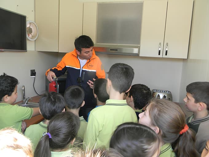 Deprem tırı Bahçelievler Gazi İlkokulu'nda