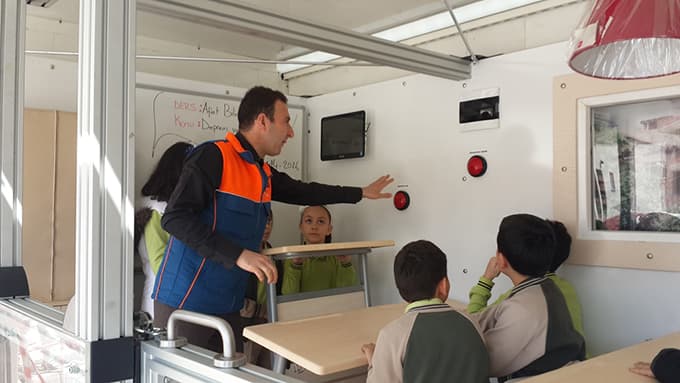 Deprem tırı Bahçelievler Gazi İlkokulu'nda