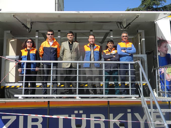 Deprem tırı Bahçelievler Gazi İlkokulu'nda