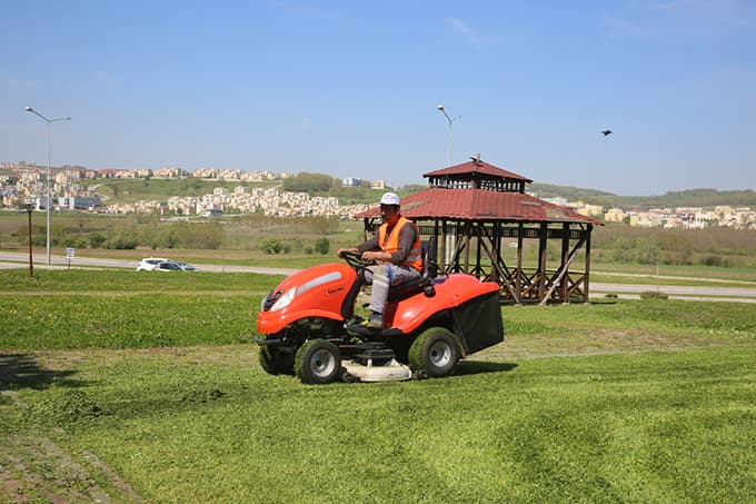 Yeşil alanlarla çimler biçiliyor