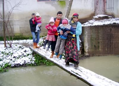 Öğrenciler Güç Şartlarda Dereden Geçerek Okula Gidiyor