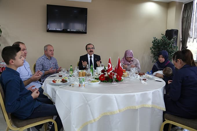 Vali Coş, şehit aileleri ve gaziler ile bir araya geldi