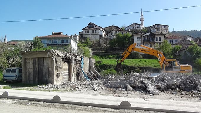 21 yıllık müftülük sitesi 3 saatte yıkıldı