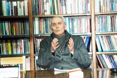 <strong><font face="Arial" size="2">Mevlana'yı Anlattı</font></strong> <p><font face="Arial" size="2">Bug&uuml;n Mevlana'yı anlatan kitapların ABD'de en &ccedil;ok satan kitaplar arasında yer aldığını vurgulayan Niyazi konuşmasına ş&ouml;yle devam etti:</font><font size="2"><font face="Arial"><font color="#333399"> &quot;1273 yılında &ouml;lm&uuml;ş bir bilgenin, apayrı bir d&uuml;nyada, farklı bir dinin salikleri tarafından, iki binli yıllarda en &ccedil;ok okunması, havsalaya sığacak bir olay mıdır? Ya T&uuml;rkmen mollası Yunus'a ne demeli? Hangi dinden, hangi medeniyetten olursa olsun, belli zihin seviyesine ulaşan onu sevmez mi? Ondaki derinliğe n&uuml;fuz ettik&ccedil;e, insan olmanın şevkini duymaz mı? Tac Mahal'i, S&uuml;leymaniye'yi, Sultanahmet'i, Selimiye'yi, Drina K&ouml;pr&uuml;s&uuml;'n&uuml; yapmış bir ecdadın &ccedil;ocuklarıyız.''</font></font></font></p>