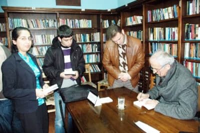 <font face="Arial" size="2" color="#000000"><strong>Gencimiz Haklı Olarak Feryat Ediyor</strong></font> <p><font size="2"><font face="Arial"><font color="#000000">&Uuml;niversitelerde mutlaka</font> T&uuml;rk medeniyet tarihinin okutulması gerektiğinin altını &ccedil;izen Niyazi, <font color="#333399">''Hi&ccedil;bir millete nasip olmayan medeniyetler, devletler kurmuş cihangir bir milletin ahfadıyız. Trigonometriden &ccedil;i&ccedil;ek aşısına kadar insanlığa &ccedil;ok şey hediye etmiş ataların torunlarıyız. Ne yazık ki 200 yıldan beri yuvarlanmadık u&ccedil;urum bırakmadık. Sadece son y&uuml;zyıllarımızı bilen gencimiz haklı olarak feryat ediyor. &Uuml;niversitelerimizde medeniyet tarihimiz okutulmuyor. Yarınlara &uuml;mitle bakabilmemiz ancak medeniyetimizi bilmemizle m&uuml;mk&uuml;nd&uuml;r. İnsan moralle yaşar; b&uuml;y&uuml;k hamleler de o moralde gizlidir.''</font> şeklinde konuştu. <br /></font></font></p>