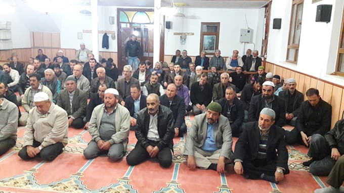 Regaip Kandili'nde eller dua için açıldı