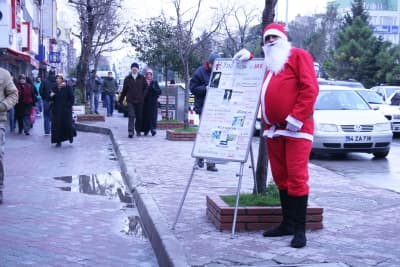 Bu Noel Baba Hediye Dağıtmıyor, Tanıtım Yapıyor