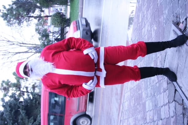 Bu Noel Baba Hediye Dağıtmıyor, Tanıtım Yapıyor