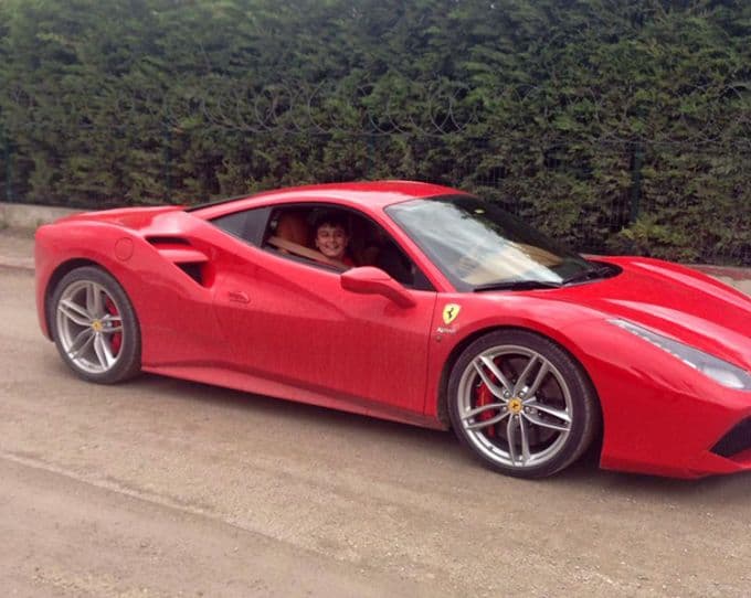 Şampiyon Kenan, o ziyarete Ferrari'siyle geldi