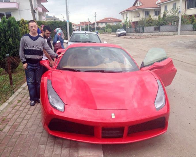 Şampiyon Kenan, o ziyarete Ferrari'siyle geldi