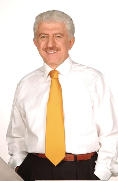 <font face="arial,helvetica,sans-serif"><font size="2"><strong><font color="#000000">Yeni Projele İse Şunlar;</font></strong><br /><br />Enerji santrallerinin kurulması i&ccedil;in proje hazırlandığını vurgulayan Duran, &quot;Halen &ccedil;alışmaları devam eden projelerimizde var. Bu projeler şehrimize prestij kazandıracak nitelikte. Devam eden projelerimizden bir tanesi Enerji Santralleri Projesi. <font color="#333399">Sakarya Nehri &uuml;zerinde kuracağımız santraller ile yılda 45 milyon kwh elektrik &uuml;retebileceğiz.</font> Bu proje kazandıran bir proje. Proje tamamlandığında belediyemiz yılda 5 milyon YTL gelir elde edecek. Aynı zamanda &uuml;lke ekonomisine de katkı sağlamış olacağız.<font color="#333399"> Yapımı devam eden diğer projemiz ise yeni terminal.</font> D-100 Karayolu ile TEM otoyolunun kesiştiği noktada Hanlı b&ouml;lgesindeki Eski Mısır Araştırma Merkezi'nin alanında yapımına başlanan Şehirlerarası ve İl&ccedil;eler Otob&uuml;s Terminali'ndeki &ccedil;alışmalarımız devam ediyor. Toplam 83.076 metrekarelik alanında yapılacak olan terminalimizi 2009 yılının Mayıs ayında bitirmeyi hedefliyoruz. Terminalimizde her ayrıntı d&uuml;ş&uuml;n&uuml;ld&uuml;.<font color="#333399"><strong> Tasarımıyla, mimarisiyle Sakarya'ya yakışan bir terminal ortaya &ccedil;ıkacak</strong></font>. <font color="#333399">Yapımı devam projelerimizden birisi de Yeni Hal B&ouml;lgesi projesi.</font> Tarım Bakanlığımız, Yeni B&ouml;lge Hal'inin kurulacağı arazinin B&uuml;y&uuml;kşehir Belediyesi'ne devredilmesini onayladı. Yeni B&ouml;lge Hali, Yukarı Kirazca'da kurulacak. Sadece Sakarya'ya değil &ccedil;evre illere de hizmet verecek kapasitede bir b&ouml;lge hali kurmak i&ccedil;in &ccedil;alışmalarımızı başlattık. <strong>Diğer projemiz ise Ballıkaya Barajı Projesi.</strong> Alternatif su kaynağı olarak planladığımız Ballıkaya Barajı Akyazı'nın Balıklaya K&ouml;y&uuml; Beldibi Mahallesi'nde kurulacak ve Sakarya'nın değil &ccedil;evre illerin de geleceğini kurtaracak&quot; dedi.</font></font>