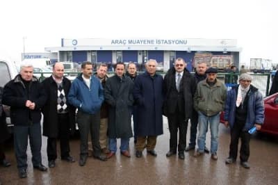 <font face="arial,helvetica,sans-serif"><font size="2"><font color="#000000"><strong>2 G&uuml;nd&uuml;r Gelip Gidiyorum Numara Alamıyorum</strong></font> </font></font><p><font face="arial,helvetica,sans-serif" size="2">Ticari minib&uuml;s işlettiğini ve 2 g&uuml;nd&uuml;r muayenesini yaptıramadığı i&ccedil;in işe &ccedil;ıkamadığını kaydeden Enver Altun ise şunları s&ouml;yledi: </font><font face="arial,helvetica,sans-serif"><font size="2"><font color="#333399">&quot;2 g&uuml;nd&uuml;r gelip gidiyorum ama numara alamıyorum. Ben ticari minib&uuml;s işletiyorum. Muayenem olmadığı i&ccedil;in &ccedil;alışamıyorum. İşe &ccedil;ıksam polis hemen arabamı bağlayacak. Ben 5 &ccedil;ocuk bakıyorum. 2 g&uuml;nd&uuml;r boşa gidiyorum.&quot; <br /><br /></font><font color="#000000"><strong>Sistem &Ccedil;&ouml;kt&uuml;ğ&uuml; İ&ccedil;in İmza Atamadılar</strong></font></font></font></p><p><font face="arial,helvetica,sans-serif" size="2">Trakt&ouml;r&uuml;n&uuml;n muayenesini yaptırabilmek i&ccedil;in Hendek il&ccedil;esi Dikmen K&ouml;y&uuml;'nden geldiğini anlatan 50 yaşındaki Orhan Aky&uuml;z, muayenesini yaptırmasına rağmen imza eksikliği nedeniyle işlemlerini tamamlayamadığını iddia etti. Kar nedeniyle trakt&ouml;r&uuml;ne zincir takarak muayene istasyonuna gelebildiğini ifade eden Aky&uuml;z, <font color="#333399">&quot;Benim muayenem tamamlandı. Ancak sistem &ccedil;&ouml;kt&uuml;ğ&uuml; i&ccedil;in imza atamadıklarını s&ouml;yl&uuml;yorlar. 2 g&uuml;nd&uuml;r trakt&ouml;r&uuml;mle istasyona gelip gidiyorum.&quot;</font> dedi.</font></p>