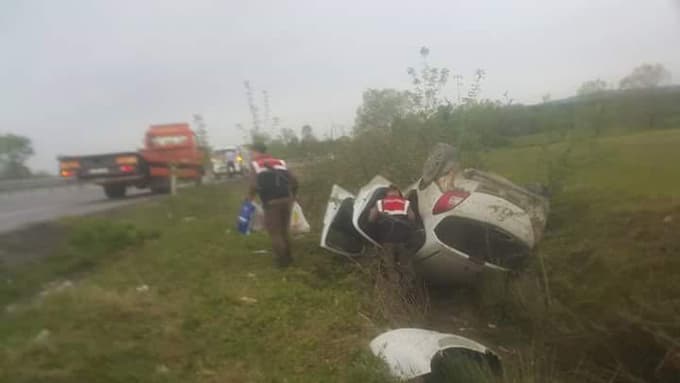 Yoldan çıkarak takla attı