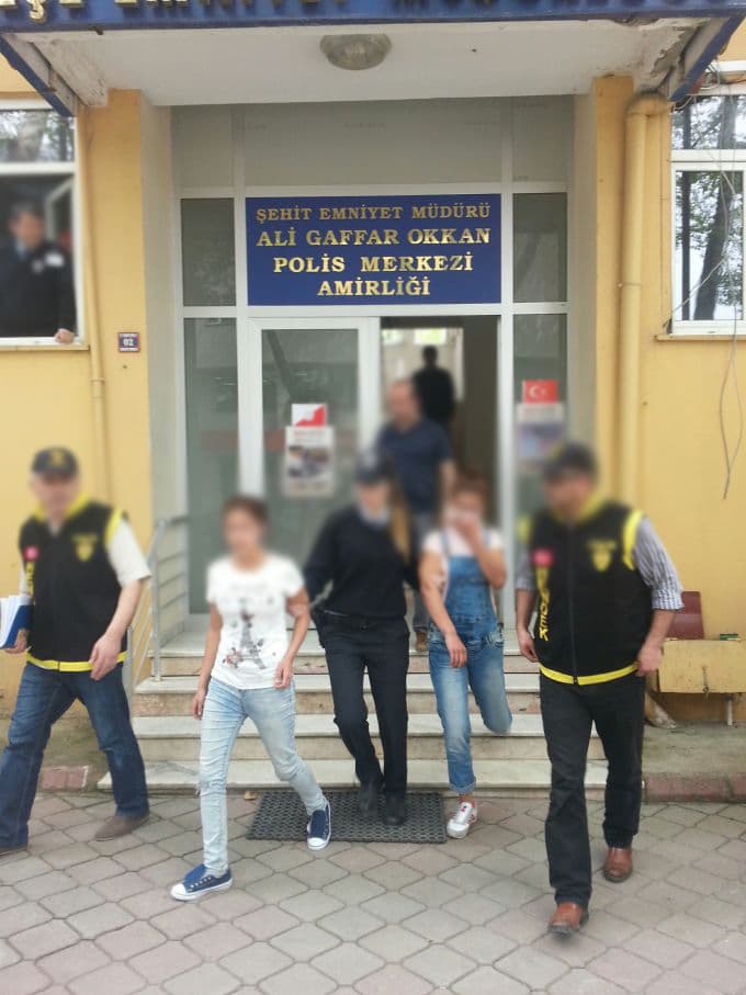 Hırsızlık için evlere giren iki kız kardeş tutuklandı