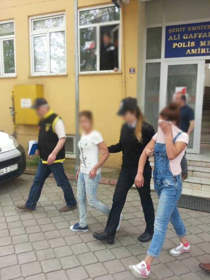 Hırsızlık için evlere giren iki kız kardeş tutuklandı