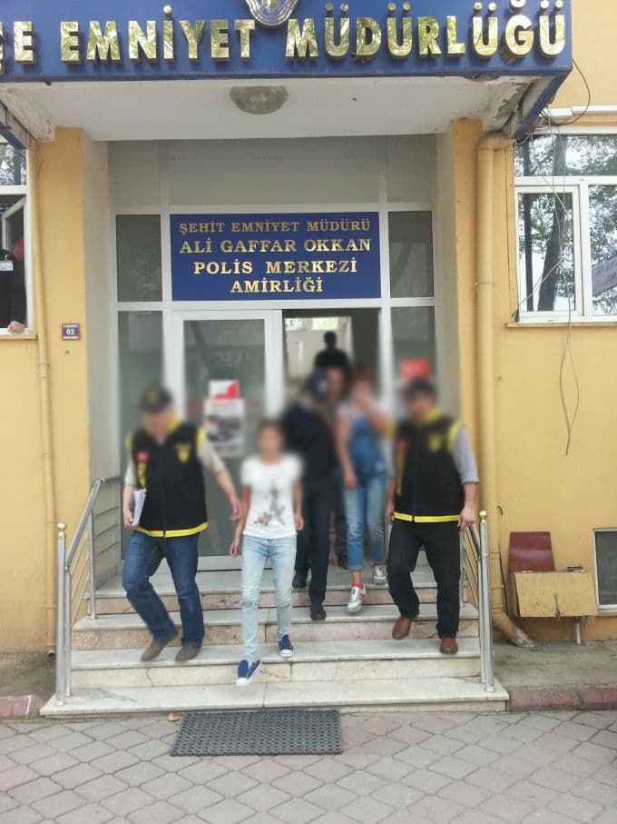 Hırsızlık için evlere giren iki kız kardeş tutuklandı