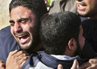 <div class="videoPlayer"><font face="arial,helvetica,sans-serif" size="2"><strong>Hamas, Ablukanın Kaldırılmasını İstiyor<br /></strong></font></div><div class="videoPlayer"><font face="Arial" size="2"></font></div><div class="videoPlayer"><font face="arial,helvetica,sans-serif" size="2">BM'deki başarısız girişime rağmen Gazze saldırılarını bitirmek &uuml;zere diplomatik &ccedil;abalar s&uuml;r&uuml;yor. Başbakan Erdoğan, b&ouml;lge turu kapsamında d&uuml;n Mısır'da temaslarda bulunurken, <font color="#333399">Fransa Cumhurbaşkanı Nicolas Sarkozy d&uuml;n Paris'te İsrail Dışişleri Bakanı Tzipi Livni ile g&ouml;r&uuml;şt&uuml;. Livni, g&ouml;r&uuml;şme sonrası yaptığı a&ccedil;ıklamada, Gazze'ye yardım girmesi i&ccedil;in ateşkese gerek olmadığını s&ouml;yledi.</font> D&uuml;nk&uuml; g&ouml;r&uuml;şmede sonu&ccedil; alamayan Sarkozy'nin pazartesi ve salı g&uuml;n&uuml; b&ouml;lgeye gitmesi bekleniyor. AB d&ouml;nem başkanı &Ccedil;ek Cumhuriyeti'nin Dışişleri Bakanı Karel de Schwarzenberg de pazar g&uuml;n&uuml; İsrail ve Gazze'ye giderek durumu yerinde inceleyecek. Ateşkes &ouml;nerilerine a&ccedil;ık olduğunu duyuran Hamas, &ouml;n şartsız olarak İsrail'in saldırıları durdurmasını ve ablukayı kaldırmasını istiyor. İsrail ise ateşkes i&ccedil;in b&ouml;lgeye, ateşkesi denetleyecek g&ouml;zlemci yerleştirilmesini talep ediyor. </font></div>