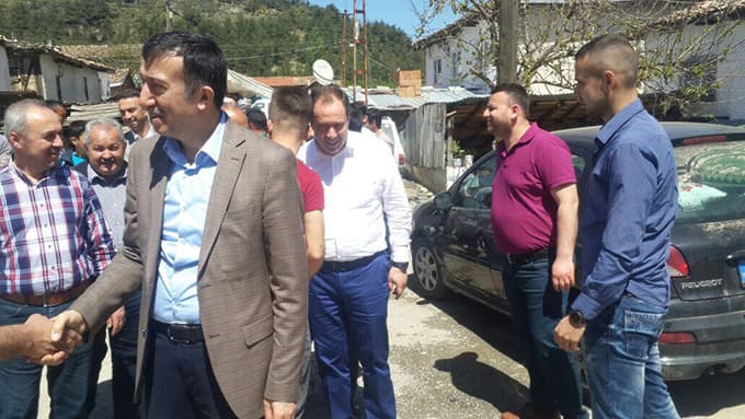 Bakan yardımcısı Çelik Geyve'de hayır pilavına katıldı