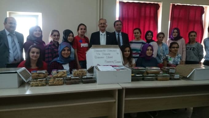 Elleriyle yaptıkları yiyecekleri Şırnak'a gönderdiler
