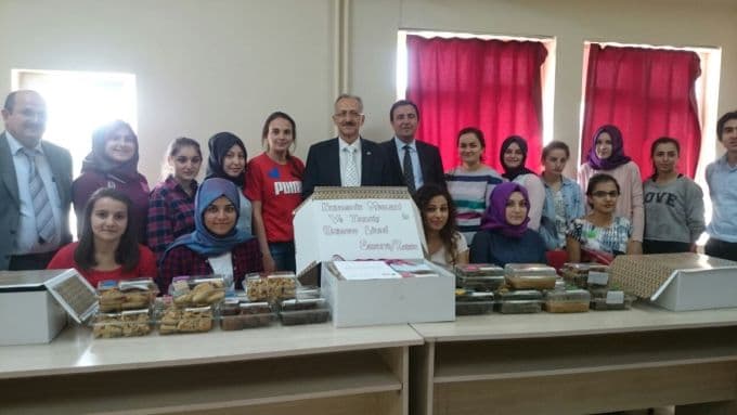 Elleriyle yaptıkları yiyecekleri Şırnak'a gönderdiler