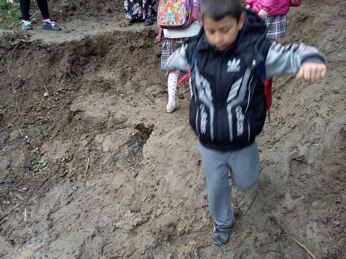 Dereye düşme tehlikesi ile okula gidiyorlar