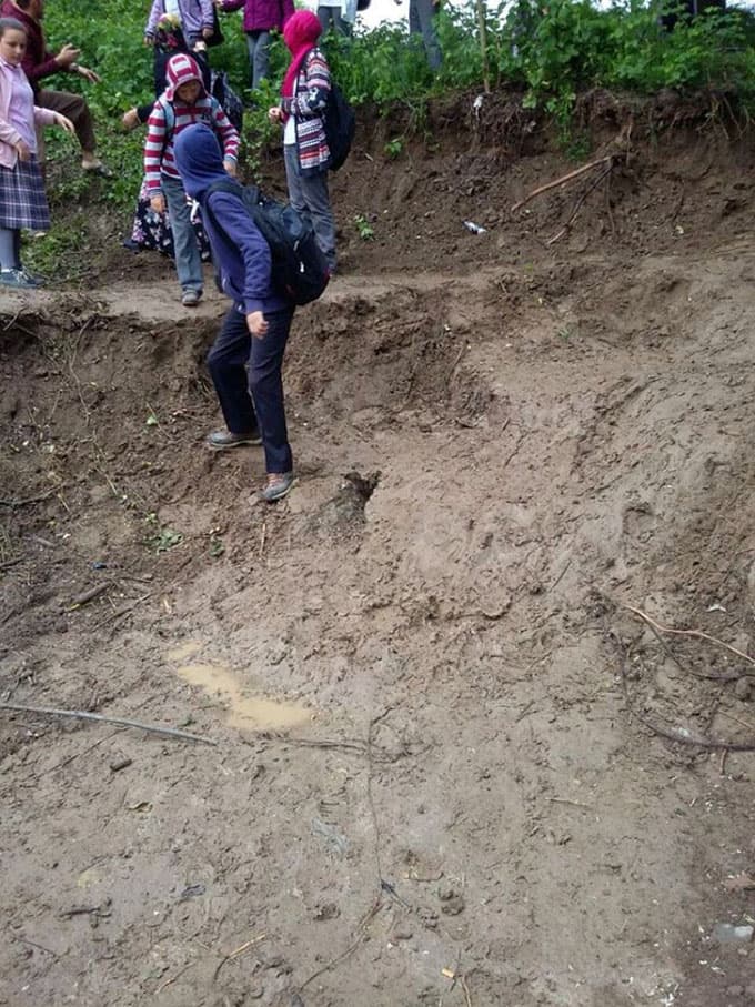 Dereye düşme tehlikesi ile okula gidiyorlar