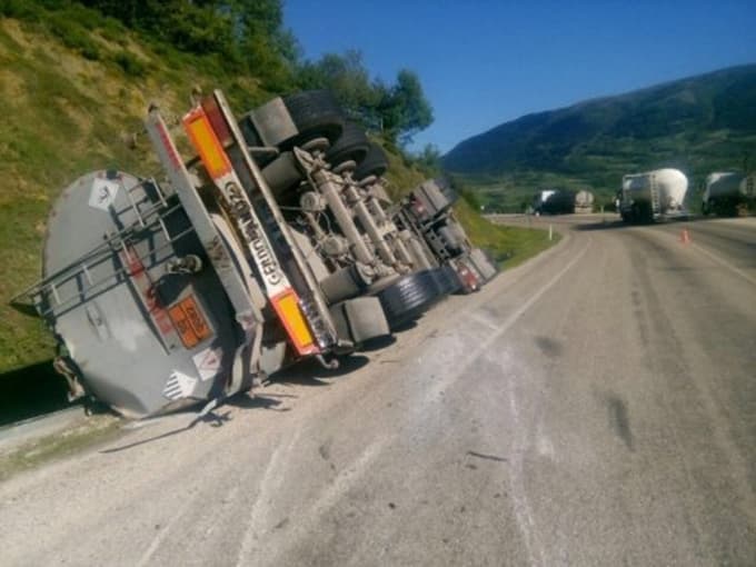 Virajı Alamayan Tanker Devrildi
