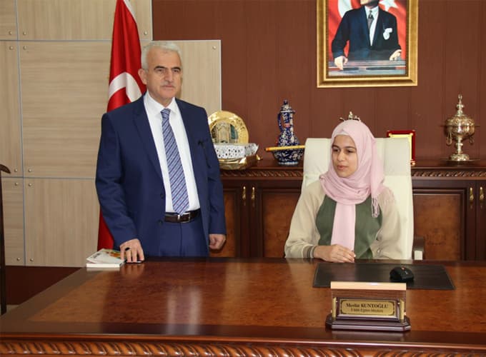 İl Milli Eğitim Müdürlüğü Makamına İki öğrenci oturdu