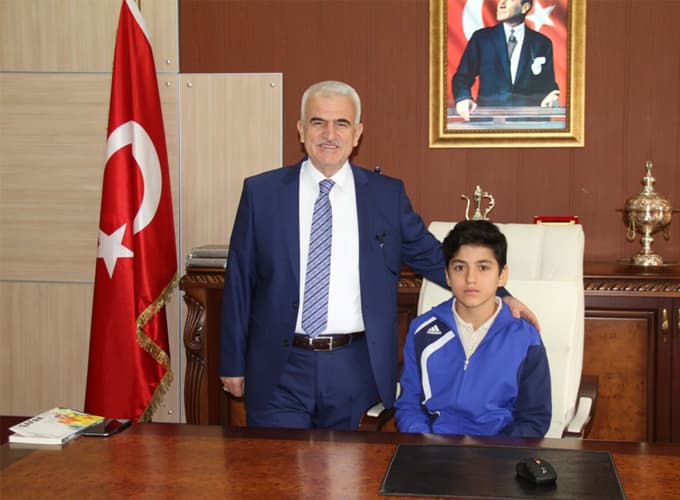 İl Milli Eğitim Müdürlüğü Makamına İki öğrenci oturdu