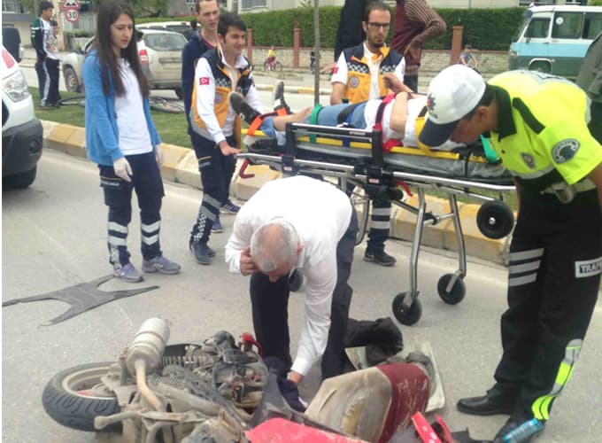 Erenler'de motosiklet ile bisiklet çarpıştı