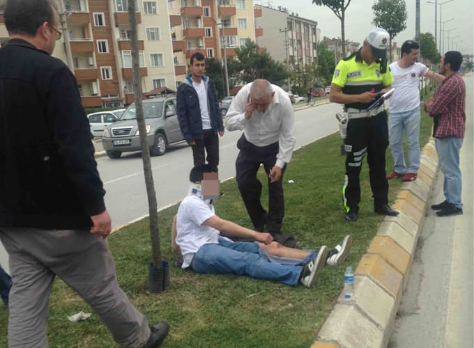 Erenler'de motosiklet ile bisiklet çarpıştı