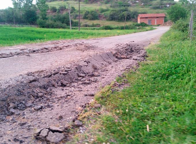 Jandarmadan kaçan kamyonlar yolu bu hale getirdiler