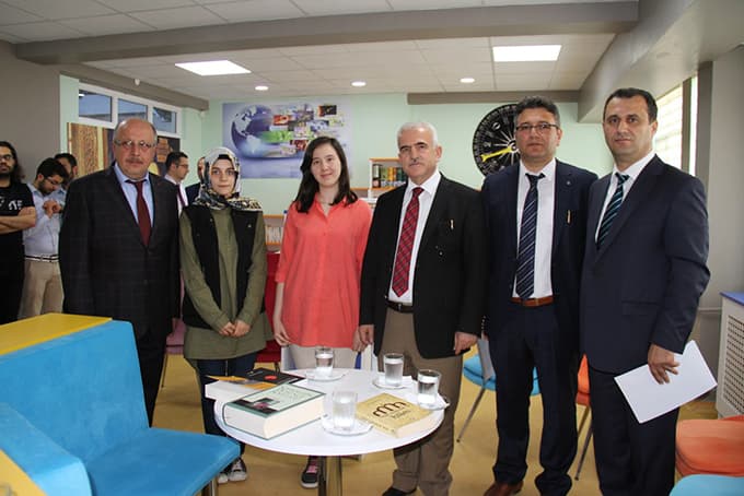 Süpürgecilik belgeseli ile başarı ödülü kazandılar.