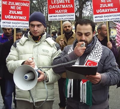 <font size="2"><font face="Arial"><font color="#333399"><strong><font color="#000000">Bu Durum İnsanlığın Y&uuml;zkarası</font></strong>&nbsp; </font><br /><br />İsrail'in bu insanlık dışı katliam ve zul&uuml;mlerini şiddetle kınadıklarını ifade eden Alemdar, <font color="#333399">&quot;&Ouml;zelde İslam d&uuml;nyası, genelde b&uuml;t&uuml;n d&uuml;nya artık bunu anlamalı ve gereğini yapmalıdır. İnsanlığın y&uuml;zkarası bu durum karşısında b&uuml;t&uuml;n &uuml;lkeler, artık s&ouml;z&uuml;n g&uuml;c&uuml; kalmadı, bu zulme sessiz kalmayın ve bir şeyler yapın! Onlara yapılan bize yapılmıştır. <strong>Onlara yapılan t&uuml;m M&uuml;sl&uuml;manlara yapılmıştır</strong>. Onlara yapılan t&uuml;m insanlığa yapılmıştır&quot;</font> diye konuştu.&nbsp;&nbsp;<br /><br />Grup basın a&ccedil;ıklamasının ardından olaysız bir şekilde dağıldı.&nbsp; </font></font>
