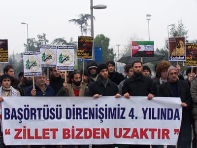 <p><font face="arial,helvetica,sans-serif" size="2">&Ouml;rt&uuml; M&uuml;sl&uuml;man kadının şiarıdır. Bu şiarı laik despotların baskıları ile değiştirmeyeceğimiz gibi, İslami moda ve benzeri ucube kavramları M&uuml;sl&uuml;manların literat&uuml;r&uuml;ne sokmaya &ccedil;alışan din baronlarının, dini kisveye b&uuml;r&uuml;nm&uuml;ş burjuvanın &ouml;rt&uuml;nme anlayışımızı tahrip etmesine asla m&uuml;saade etmeyeceğiz. Utanmadan yaptıkları tesett&uuml;r defileleri ile zaman zaman g&uuml;ndeme gelen bu g&uuml;ruha karşı t&uuml;m M&uuml;sl&uuml;manları uyanık olmaya &ccedil;ağırıyoruz. </font><font face="arial,helvetica,sans-serif" size="2">Siyasal alanda da aymazlık devam etmektedir. İktidara geldiklerinde yasakları ve yasak&ccedil;ıları ortadan kaldıracaklarını s&ouml;yleyenler, h&acirc;l&acirc; devam etmekte olan zulm&uuml; g&ouml;rmezlikten gelmektedir. Vaatleri politik s&ouml;ylemlerden &ouml;teye ge&ccedil;ememektedir. Zaten bizler de &ouml;rt&uuml; davasının birka&ccedil; basit politik s&ouml;yleme kurban edilemeyecek kadar değerli olduğunu biliyor ve hakkımızı direnerek kazanacağımıza inanıyoruz. Ne acı tesad&uuml;ft&uuml;r ki, iktidarın aymazlığı y&uuml;rekleri yakan Gazze olaylarında da aynıdır. İsrail'i kınayan, kendilerine saygısızlık yapıldığını belirten, barış s&uuml;recine darbe indirildiğini s&ouml;yleyen AKP iktidarı pratik anlamda tehlikeli &ccedil;elişkileri b&uuml;nyesinde barındırmaktadır. Kardeşlerimizi su&ccedil;suz yere katleden Siyonist &ccedil;ete israil h&acirc;l&acirc; daha T&uuml;rkiye Cumhuriyetinin stratejik m&uuml;ttefikidir. Tank ve u&ccedil;ak modernizasyonu ihaleleri israil'e verilmiştir.. Topraklarımızda, Konya semalarında T&uuml;rkiye-İsrail-Amerika ortak hava tatbikatı d&uuml;zenlenmektedir. T&uuml;rkiye-İsrail parlemantolararası dostluk grubu fesh edilmemiştir. İsrail b&uuml;y&uuml;kel&ccedil;isi ve başkonsolosu b&uuml;t&uuml;n olanlara rağmen M&uuml;sl&uuml;man T&uuml;rkiye'nin topraklarındadır.&nbsp;</font><font face="arial,helvetica,sans-serif" size="2">T&uuml;m bunlardan anlaşılan o dur ki, inananların zaferi işbirlik&ccedil;i politikalara aldanmak değil, tarih boyunca onurlu insanların yaptığı gibi direnişi azık edinmekle m&uuml;mk&uuml;n olacaktır. İslam topraklarını korumak M&uuml;sl&uuml;man şahsiyetini kuşanan kişi ve kurumların işidir. Bug&uuml;n Gazze'yi savunacak olanlar &ouml;rt&uuml; yasağına karşı direnenler olacaktır. Kardeşleri katledilirken i&ccedil;i rahat olmayanlar yarın t&uuml;m yasakları kaldırarak zafere ulaşacak olanlardır. Ve zafer umutla direnenlerin olacaktır. </font></p><p><font face="arial,helvetica,sans-serif" size="2" color="#333399"><strong>Ya Rabbi; t&uuml;m d&uuml;nya mazlumlarına yardım et ve onları zalimlerin karşısında zafere ulaştır!</strong></font></p><p><font face="arial,helvetica,sans-serif" size="2">Ya Rabbi; Gazze'de direnen M&uuml;sl&uuml;manlara; Hamas ve İslami Cihad'ın yiğit erlerine g&uuml;&ccedil; ve cesaret ver, onları g&ouml;r&uuml;nmeyen melek ordularınla destekle!</font></p><p><font face="arial,helvetica,sans-serif" size="2"></font></p>