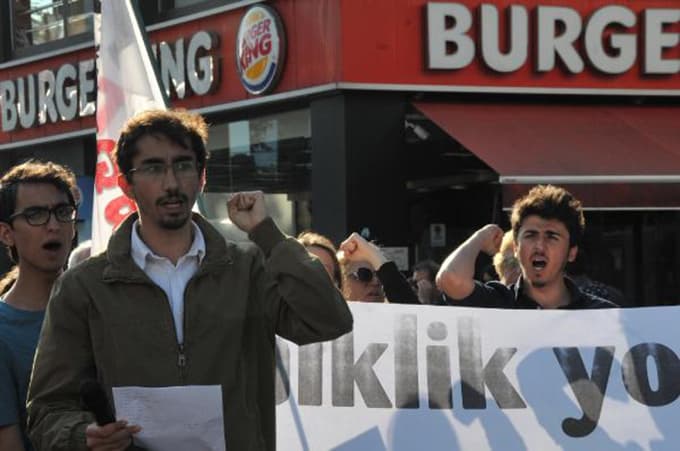 TBMM Başkanı'nı türkü ile protesto ettiler
