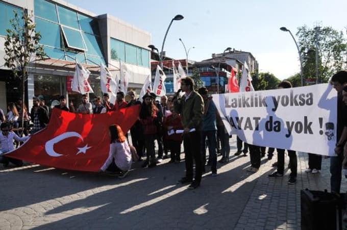 TBMM Başkanı'nı türkü ile protesto ettiler