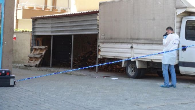 Eşinin amcasını silahla vurarak öldürdü